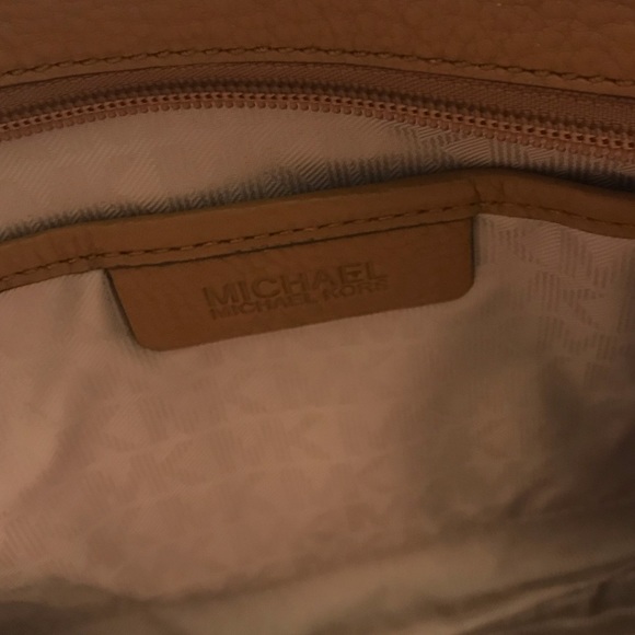 Michael Kors Jet Set Crossbody - Picture 5 of 8